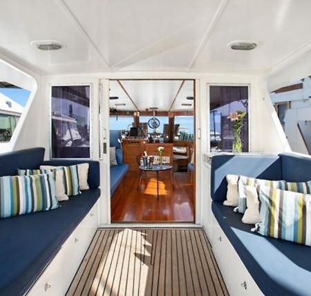 Отель Charming Boat In Barcelona - Perfect Getaway Сан-Адриан-де-Бесос Экстерьер фото