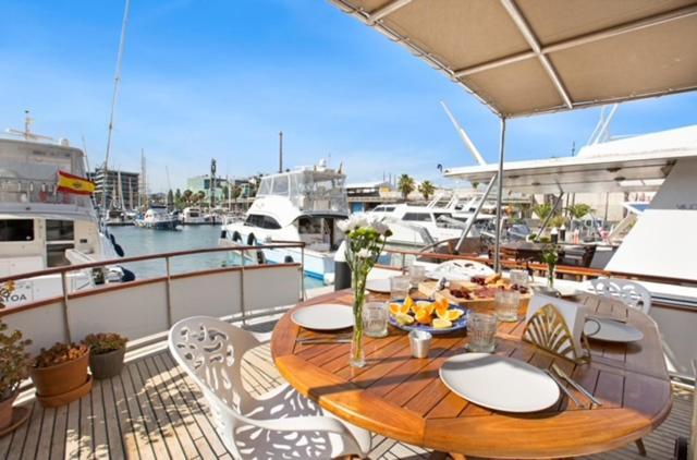 Отель Charming Boat In Barcelona - Perfect Getaway Сан-Адриан-де-Бесос Экстерьер фото