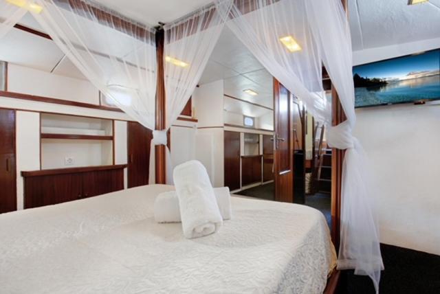Отель Charming Boat In Barcelona - Perfect Getaway Сан-Адриан-де-Бесос Экстерьер фото