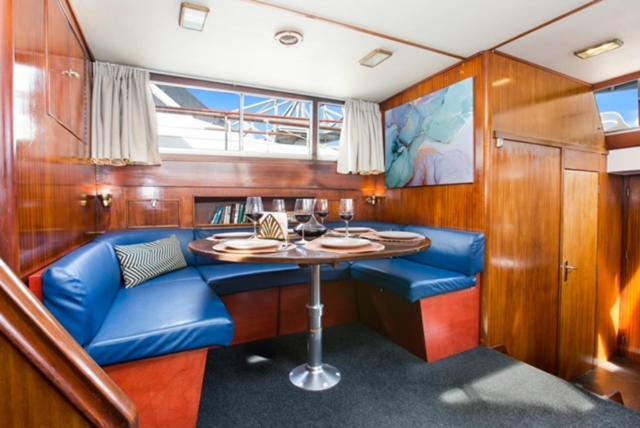 Отель Charming Boat In Barcelona - Perfect Getaway Сан-Адриан-де-Бесос Экстерьер фото