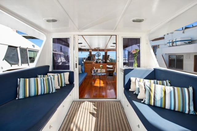 Отель Charming Boat In Barcelona - Perfect Getaway Сан-Адриан-де-Бесос Экстерьер фото