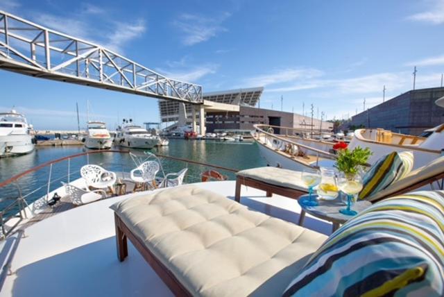 Отель Charming Boat In Barcelona - Perfect Getaway Сан-Адриан-де-Бесос Экстерьер фото
