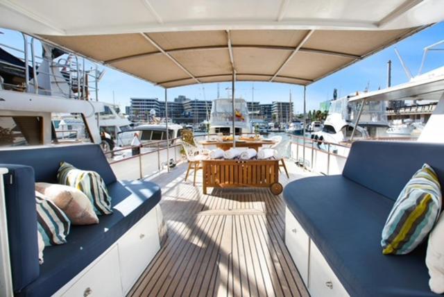 Отель Charming Boat In Barcelona - Perfect Getaway Сан-Адриан-де-Бесос Экстерьер фото