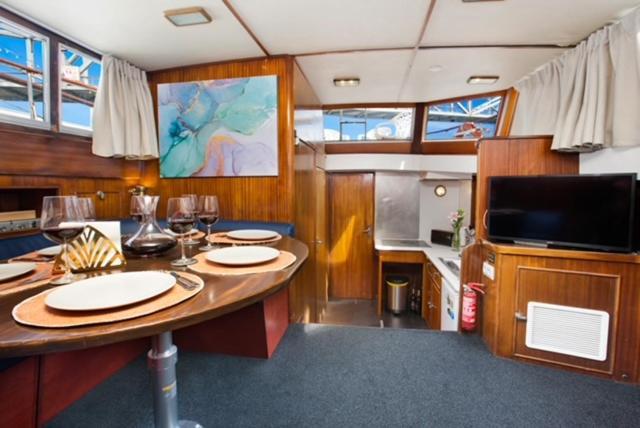 Отель Charming Boat In Barcelona - Perfect Getaway Сан-Адриан-де-Бесос Экстерьер фото