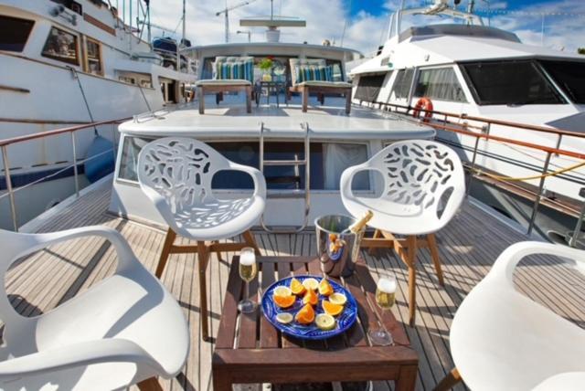 Отель Charming Boat In Barcelona - Perfect Getaway Сан-Адриан-де-Бесос Экстерьер фото