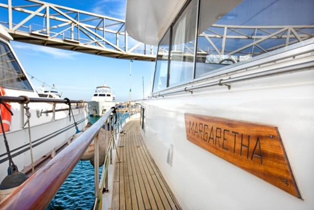 Отель Charming Boat In Barcelona - Perfect Getaway Сан-Адриан-де-Бесос Экстерьер фото