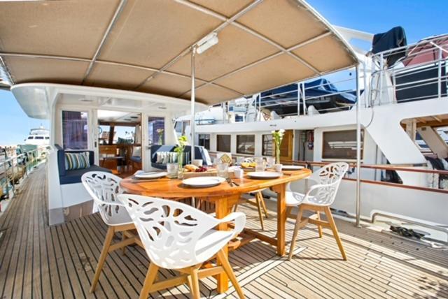 Отель Charming Boat In Barcelona - Perfect Getaway Сан-Адриан-де-Бесос Экстерьер фото
