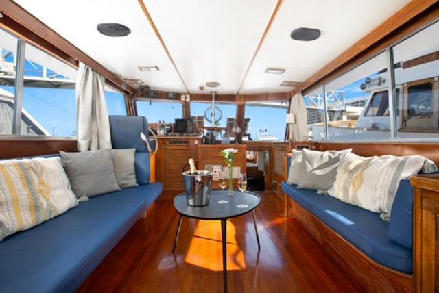 Отель Charming Boat In Barcelona - Perfect Getaway Сан-Адриан-де-Бесос Экстерьер фото