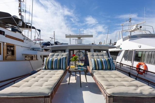 Отель Charming Boat In Barcelona - Perfect Getaway Сан-Адриан-де-Бесос Экстерьер фото