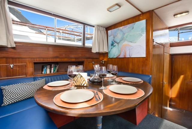 Отель Charming Boat In Barcelona - Perfect Getaway Сан-Адриан-де-Бесос Экстерьер фото