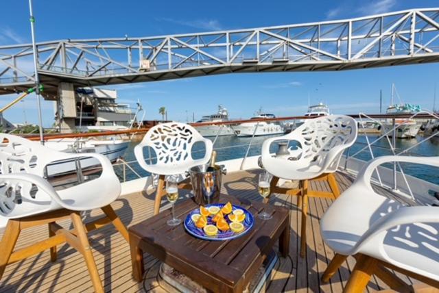 Отель Charming Boat In Barcelona - Perfect Getaway Сан-Адриан-де-Бесос Экстерьер фото