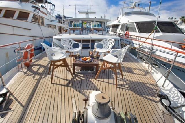 Отель Charming Boat In Barcelona - Perfect Getaway Сан-Адриан-де-Бесос Экстерьер фото