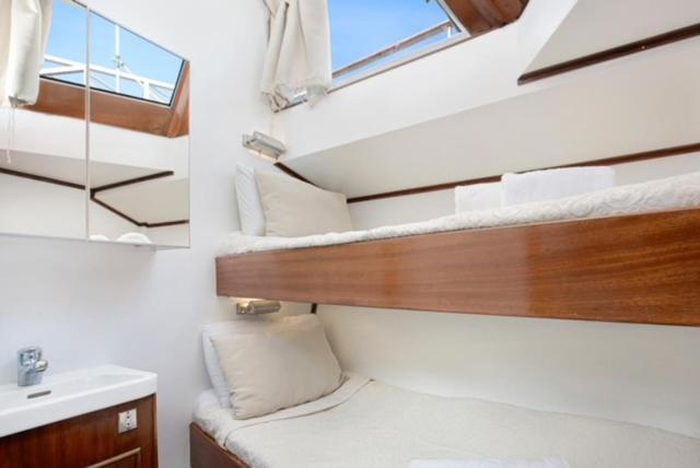 Отель Charming Boat In Barcelona - Perfect Getaway Сан-Адриан-де-Бесос Экстерьер фото