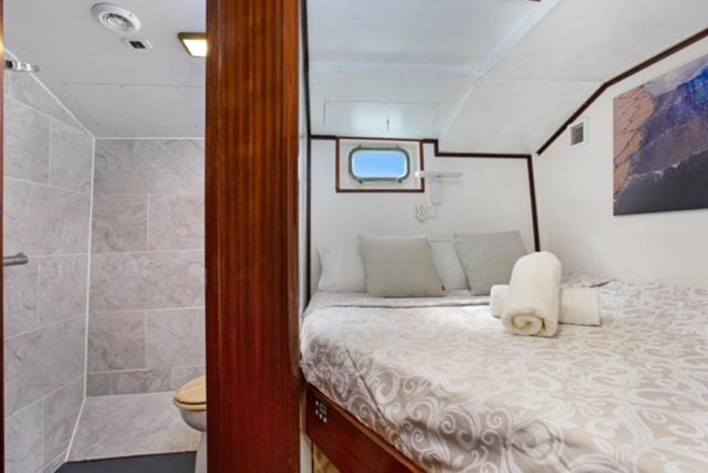 Отель Charming Boat In Barcelona - Perfect Getaway Сан-Адриан-де-Бесос Экстерьер фото