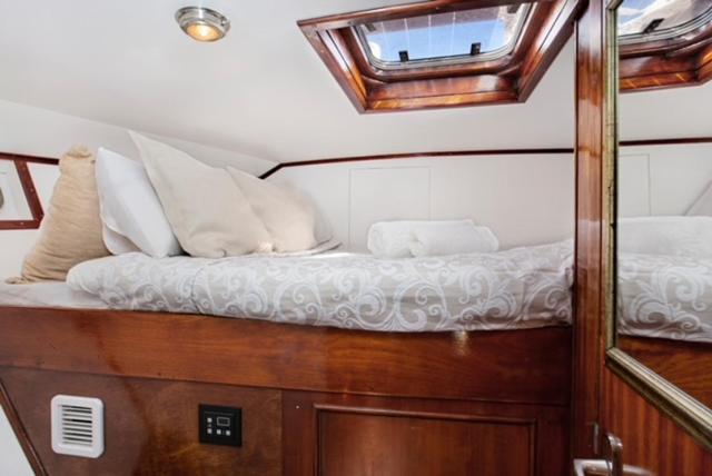 Отель Charming Boat In Barcelona - Perfect Getaway Сан-Адриан-де-Бесос Экстерьер фото