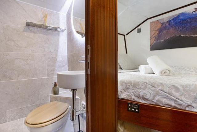 Отель Charming Boat In Barcelona - Perfect Getaway Сан-Адриан-де-Бесос Экстерьер фото