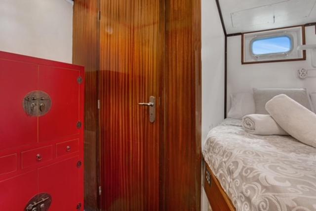 Отель Charming Boat In Barcelona - Perfect Getaway Сан-Адриан-де-Бесос Экстерьер фото