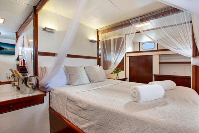 Отель Charming Boat In Barcelona - Perfect Getaway Сан-Адриан-де-Бесос Экстерьер фото