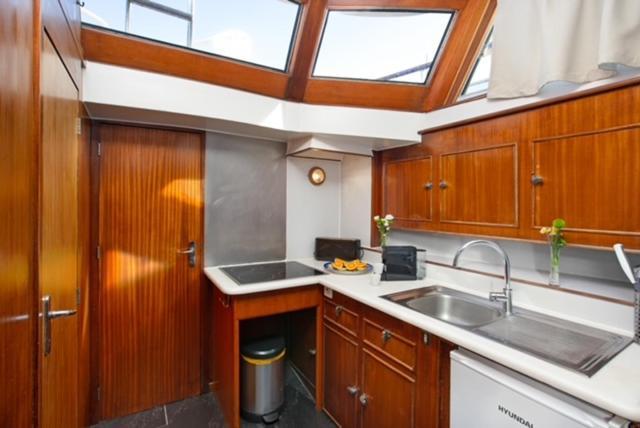 Отель Charming Boat In Barcelona - Perfect Getaway Сан-Адриан-де-Бесос Экстерьер фото